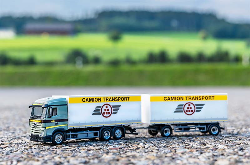 Model Truck with trailer 1:87